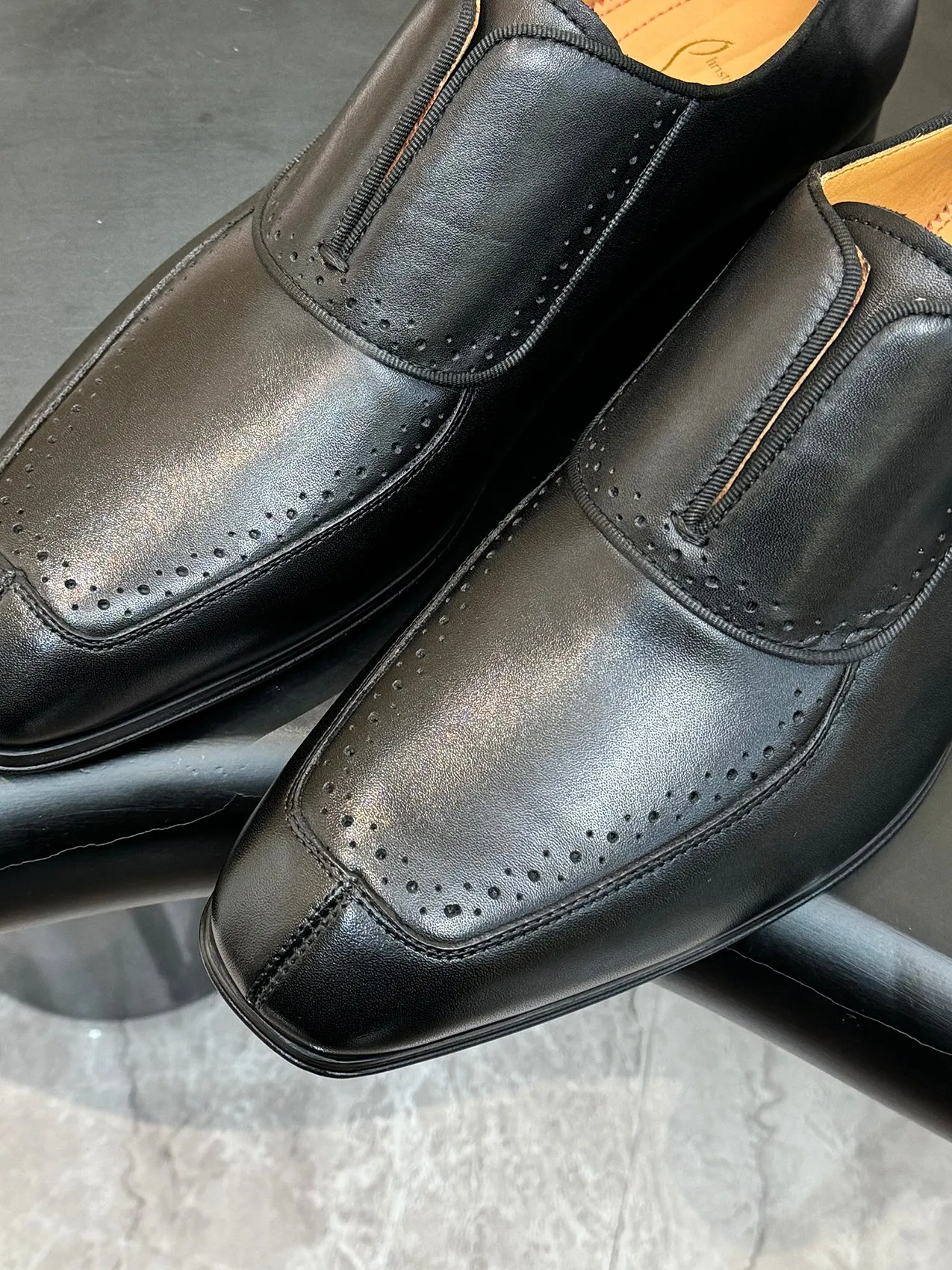 💰960 ••New real shots••CL～High-end men’s 👔Casual•loafers with red soles! ••🆑Genuine and top-quality goods from original orders ••✅💯 Purchase goods from top-quality original orders! Original imported patterned cowhide ➕Imported cowhide lining ➕Cowhide feet ➕Original leather outsole~🉑️Feel free to compare the authentic ones! Size: 39-44 (38.45.46.47 can be customized)